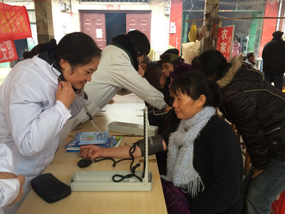 党建引领促健康 服务社区暖人心——良庆区支部与七医院支部联合开展医疗义诊与社会经济咨询服务